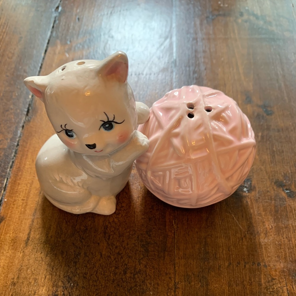 VINTAGE | kitten salt and yarn pepper shakers - Picture 2 of 6